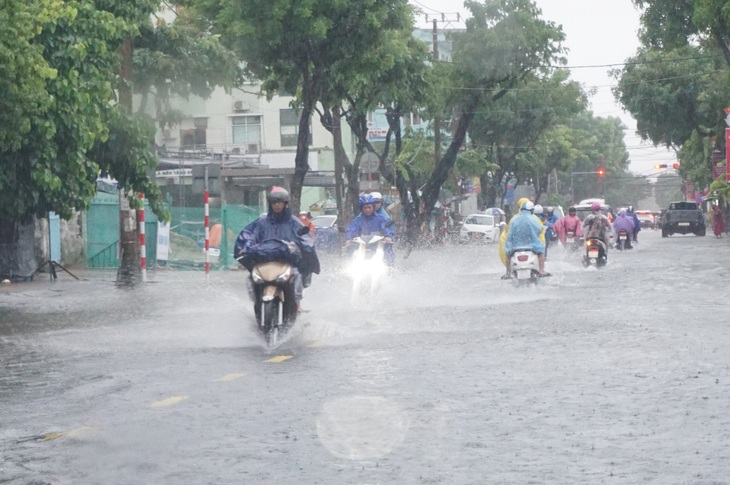 Mưa tiếp tục rơi nặng hạt sáng 14-10, dự báo tình hình này sẽ còn tiếp diễn với nhiều nguy cơ khi triều cường lên cao - Ảnh: ĐOÀN CƯỜNG