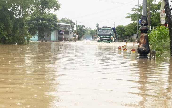 Nhiều đường ở Quảng Nam bị chia cắt giao thông, đèo Le đã thông xe