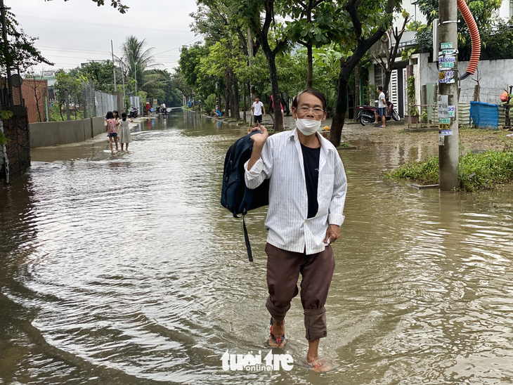 Ông Võ Lê - quê Quảng Nam - ra Đà Nẵng thăm cháu nhưng bị mắc kẹt bởi lũ, ông phải đi tránh trú và trở về nhà vào sáng 15-10 - Ảnh: B.D.