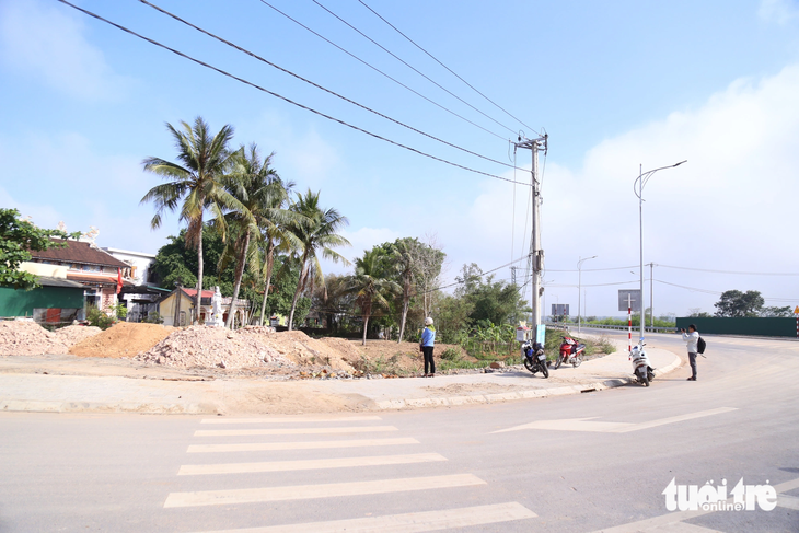 Điểm di tích quốc gia Bãi Trận bị đường tránh thành phố Đông Hà xâm lấn - Ảnh: HOÀNG TÁO