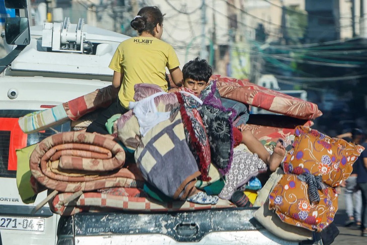 Theo báo Economist, phía bắc và phía nam Gaza chỉ cách nhau 14km, nhưng hơn 1 triệu người Palestine chỉ có hai con đường nhỏ hẹp để có thể di tản trong vòng vài giờ đồng hồ - Ảnh: AL JAZEERA