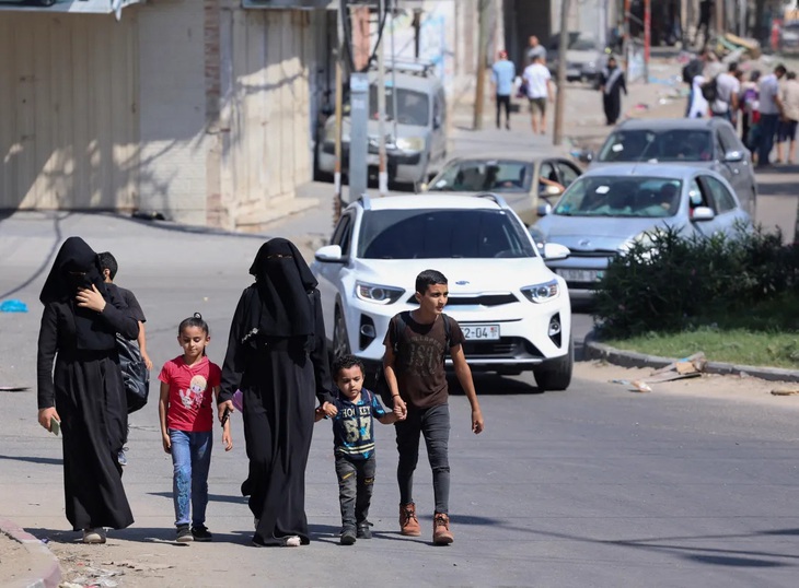 Phần đông người Palestine ở khu vực này đều rất nghèo và không có ô tô nên nhiều người phải chọn di tản bằng taxi, xe buýt hay thậm chí là đi bộ - Ảnh: AL JAZEERA