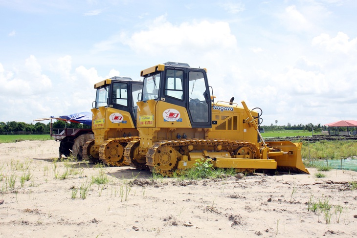 Máy móc của Công ty Trường Sơn đã tập kết tại điểm đầu cao tốc Châu Đốc - Cần Thơ - Sóc Trăng ở TP Châu Đốc vài tháng qua nhưng nằm chờ cát - Ảnh: CHÍ HẠNH