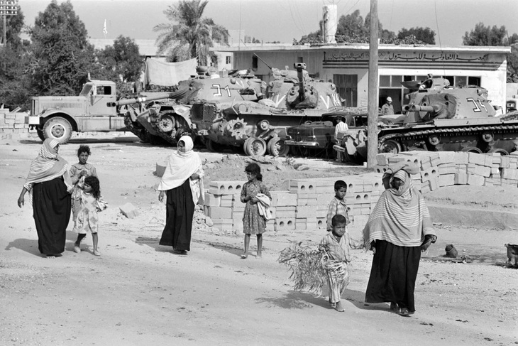 Người dân ở Gaza đi qua những chiếc xe tăng của Israel trong cuộc Chiến tranh Sáu ngày năm 1967 - Ảnh: GETTY IMAGES