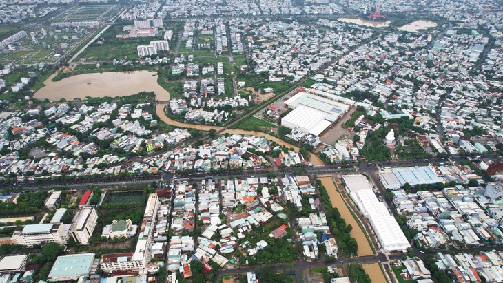 Một trong nhiều tâm điểm ngập tại trục đường Tôn Đức Thắng, TP Đà Nẵng - Ảnh: B.D.