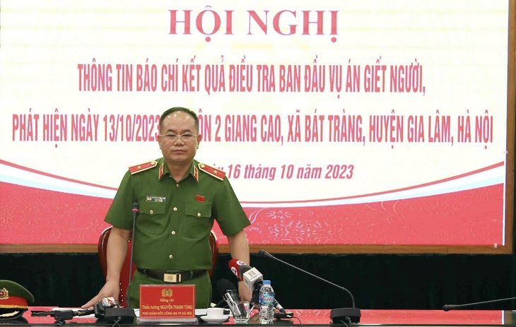 Thiếu tướng Nguyễn Thanh Tùng - phó giám đốc Công an Hà Nội - thông tin tại họp báo - Ảnh: DANH TRỌNG