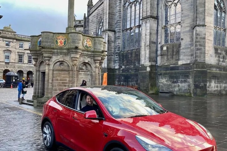 Rob bên trong chiếc Tesla Model Y trước ngày xe buộc phải thay pin chỉ vì đi dưới trời mưa to - Ảnh: Edinburgh Live