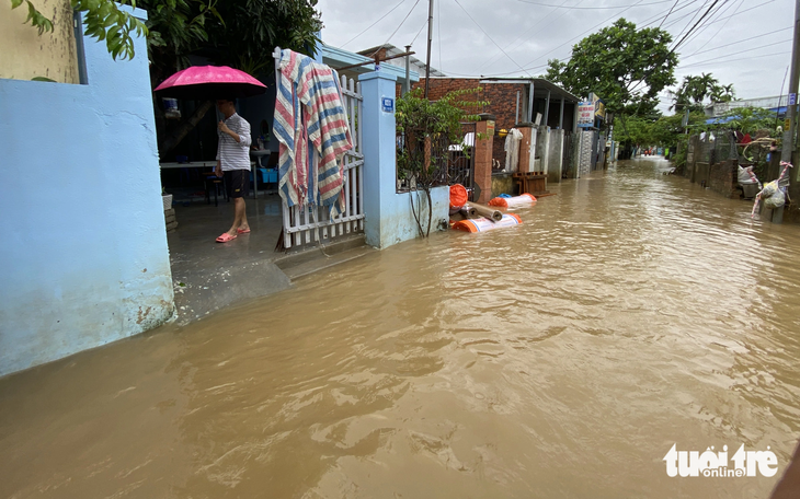 Mưa lớn làm các vùng lũ ở Đà Nẵng tái ngập, người dân lại kê đồ đạc lên cao