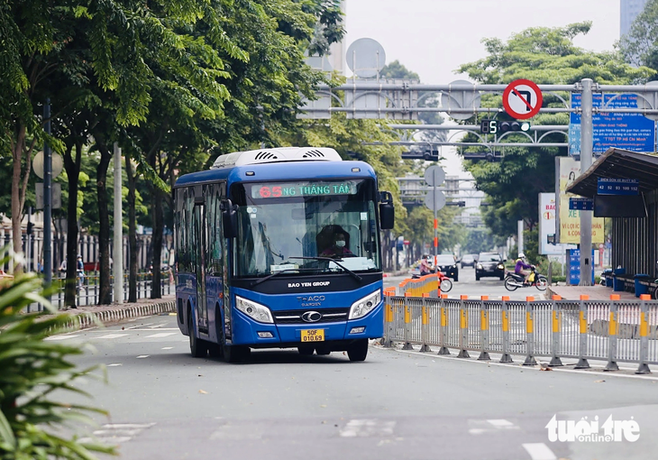 Tuyến xe buýt số 65 (Bến Thành - Cách Mạng Tháng Tám - bến xe An Sương) cũng được điều chỉnh lịch chạy trong đợt này - Ảnh: CHÂU TUẤN