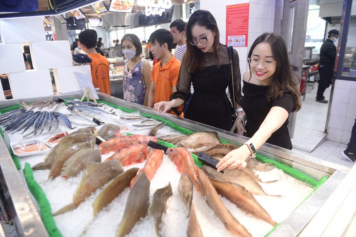 Ngàn ưu đãi nhân ngày Phụ nữ Việt Nam - Ảnh 1. Ngày 20-10 năm nay rơi vào cuối tuần nên mở một bữa tiệc nhỏ với nhiều món ăn đa dạng là một gợi ý hay của siêu thị - Ảnh: QUANG ĐỊNH