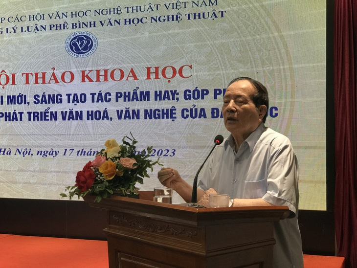 Nhà thơ Hữu Thỉnh cho rằng văn học nghệ thuật phát triển chưa đồng thuận với kinh tế - Ảnh: ĐẬU DUNG