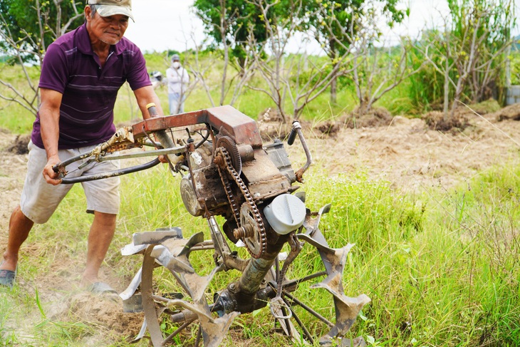 Chiếc máy cày đất cải tiến từ máy cắt cỏ, được hoàn thành từ những chi tiết đơn giản nhưng hiệu quả - Ảnh: TRẦN HOÀI