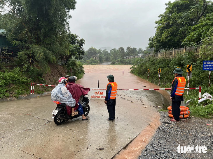 Lực lượng biên phòng túc trực, ngăn người dân qua lại ngầm tràn ở huyện Đakrông - Ảnh: PHAN VĨNH