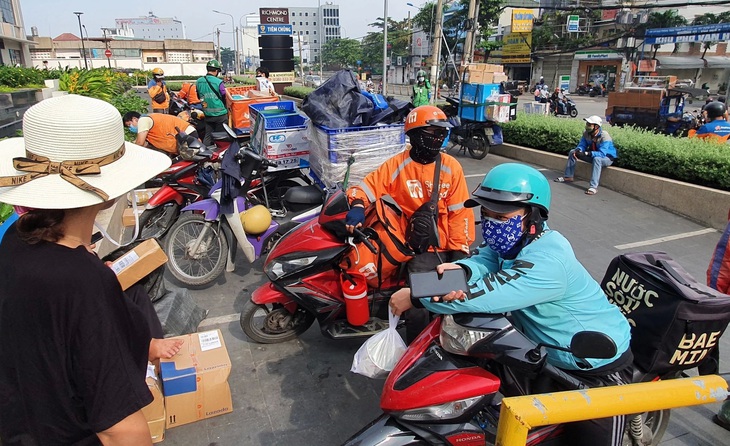 Sự bùng nổ dịch vụ trong khi &quot;miếng bánh&quot; thị trường chưa phát triển tương ứng dẫn đến cuộc cạnh tranh khốc liệt giữa các ứng dụng - Ảnh: CÔNG TRUNG