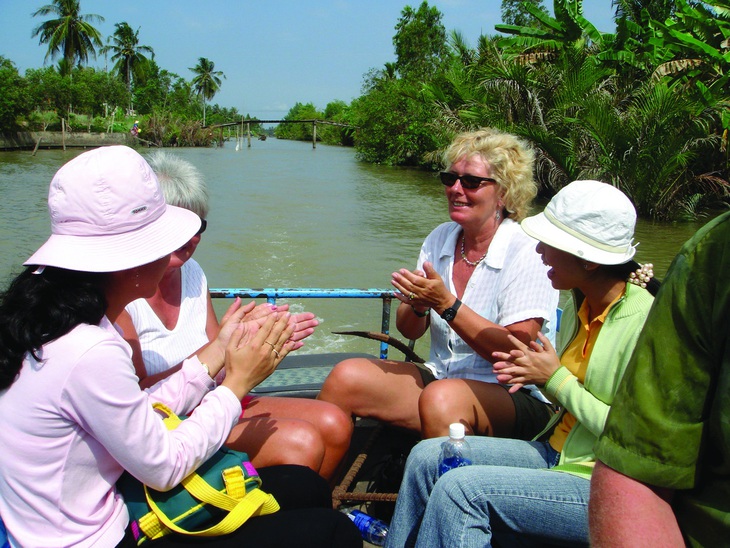 Khách Tây thích khám phá cảnh làng quê miền Tây Nam Bộ.