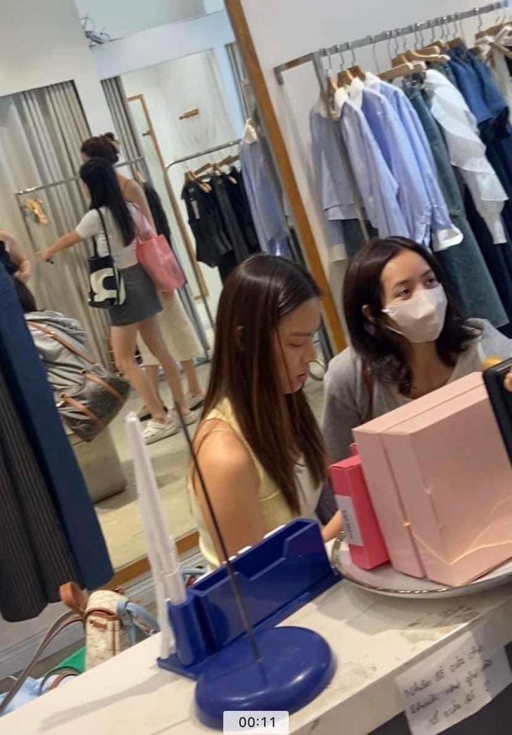 Loạt ảnh Lisa dạo phố mua sắm tại Sài Gòn gây sốt cõi mạng Việt - Ảnh 2. Hình ảnh cận mặt Lisa tại cửa hàng thời trang được chia sẻ