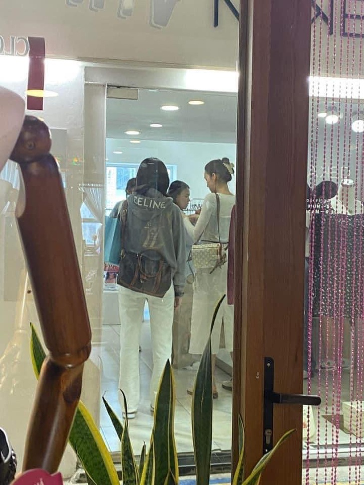 Loạt ảnh Lisa dạo phố mua sắm tại Sài Gòn gây sốt cõi mạng Việt - Ảnh 1. Nữ thần tượng được nhận ra nhờ vóc dáng đặc trưng, mặc trang phục đến từ thương hiệu chính cô làm đại sứ độc quyền