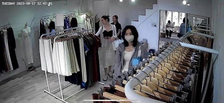 Loạt ảnh Lisa dạo phố mua sắm tại Sài Gòn gây sốt cõi mạng Việt - Ảnh 3. Loạt ảnh Lisa dạo phố mua sắm tại Sài Gòn gây sốt cõi mạng Việt - Ảnh 3.
