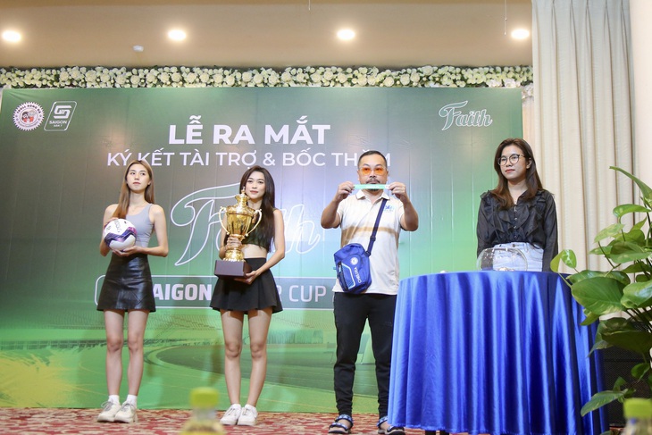Hấp dẫn Giải bóng đá 7 người Saigon Super Cup 2023 - Ảnh 1. Bốc thăm chia bảng Giải bóng đá 7 người Saigon Super Cup 2023 - Ảnh: NGUYỄN BẰNG