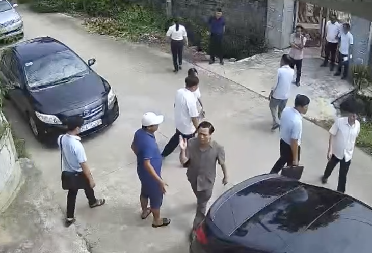 Vụ phó giám đốc sở phát ngôn thiếu chuẩn mực: ‘Tôi chưa chấp nhận lời xin lỗi’ - Ảnh 1. Ông Nguyễn Tiến Dũng - phó giám đốc Sở Tài nguyên và Môi trường tỉnh Ninh Bình (giơ tay) - có những lời lẽ thiếu chuẩn mực khi làm việc với người dân - Ảnh cắt từ clip
