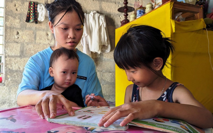 Mẹ mất, ba bỏ đi, cô gái 17 tuổi làm chỗ dựa cho 3 em và hôm nay vào đại học