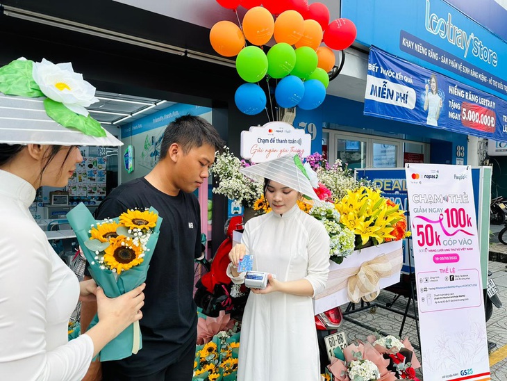 NAPAS cùng đối tác tổ chức chương trình &quot;Chạm để thanh toán, gửi ngàn yêu thương&quot; - Ảnh 1.