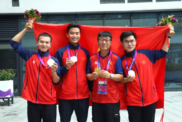 Chuyên gia Park Chung Gun (thứ hai từ phải qua) cùng các VĐV giành huy chương 10m súng ngắn hơi Asiad 19 - Ảnh: QUÝ LƯỢNG