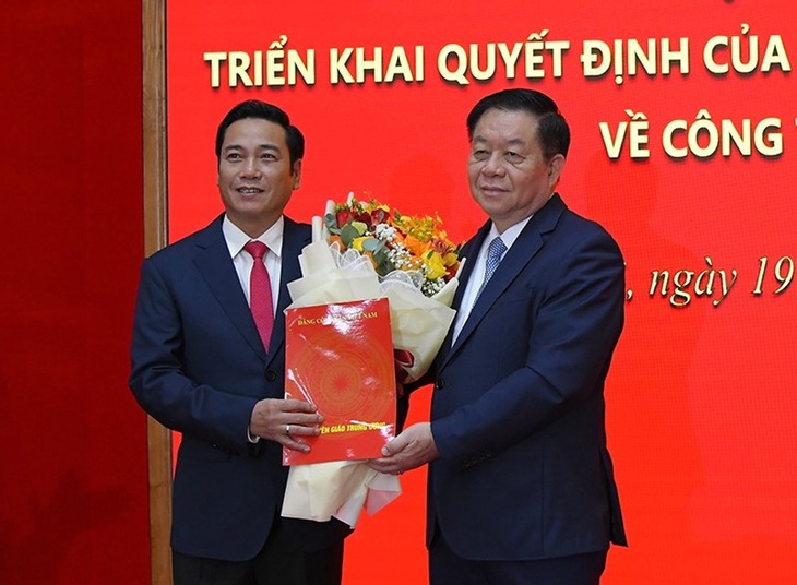 Trưởng Ban Tuyên giáo Trung ương Nguyễn Trọng Nghĩa trao quyết định bổ nhiệm tổng biên tập báo điện tử Đảng Cộng Sản Việt Nam cho ông Nguyễn Công Dũng - Ảnh: dangcongsan.vn