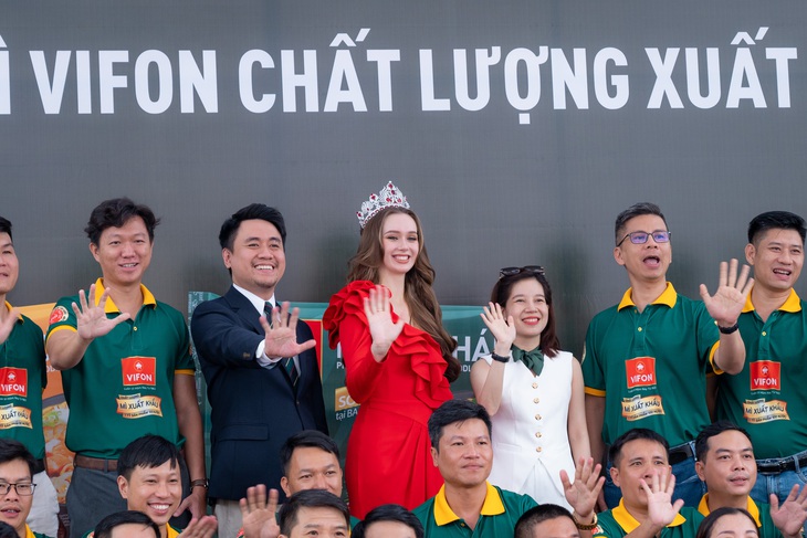 Hoa hậu Ba Lan 2022 Aleksandra Klepacz trong lễ ra quân dòng Mì VIFON chất lượng xuất khẩu.