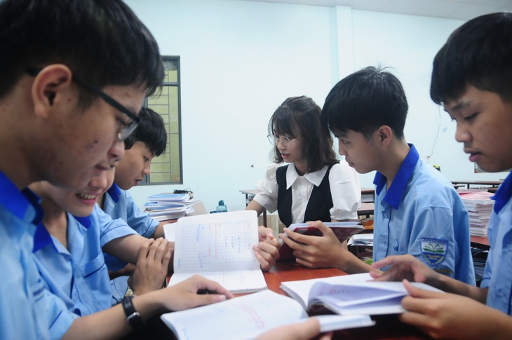 Các thành viên lớp 10A7 cùng cô giáo chủ nhiệm thảo luận bài vở sau giờ học - Ảnh: B.D. Các thành viên lớp 10A7 cùng cô giáo chủ nhiệm thảo luận bài vở sau giờ học - Ảnh: B.D.
