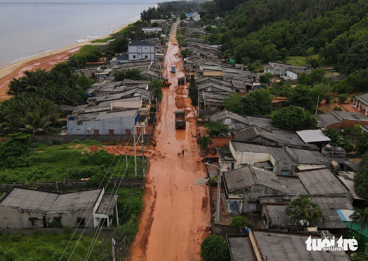 Cát đỏ tràn ngập đường Lạc Long Quân ở xã Tiến Thành, TP Phan Thiết, Bình Thuận