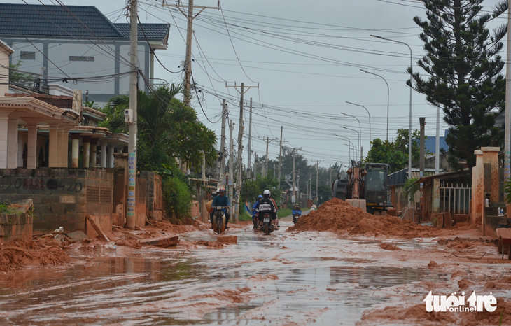 Xe máy đã tạm thời lưu thông được trên đường Lạc Long Quân, xã Tiến Thành, TP Phan Thiết sau vụ tràn cát đỏ