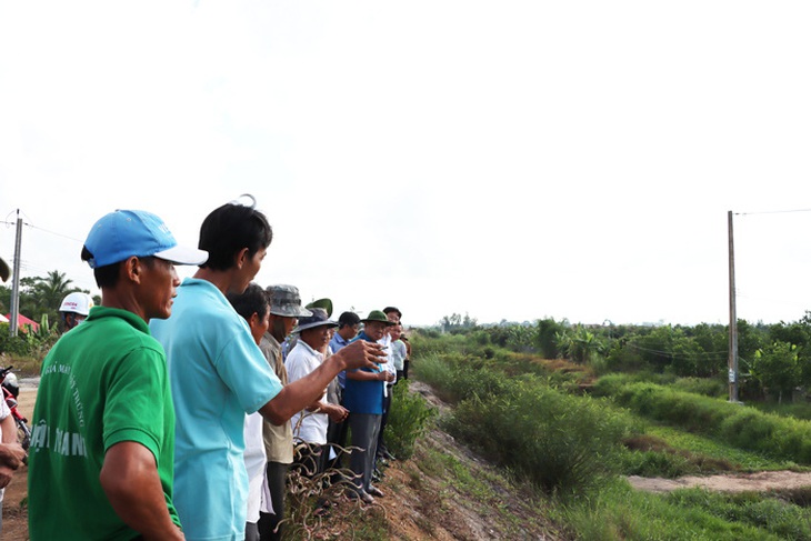 Công trình cao tốc Mỹ Thuận - Cần Thơ chia cắt đất của người dân, thiếu đường dân sinh đi vào đồng ruộng - Ảnh: TỐNG DOANH