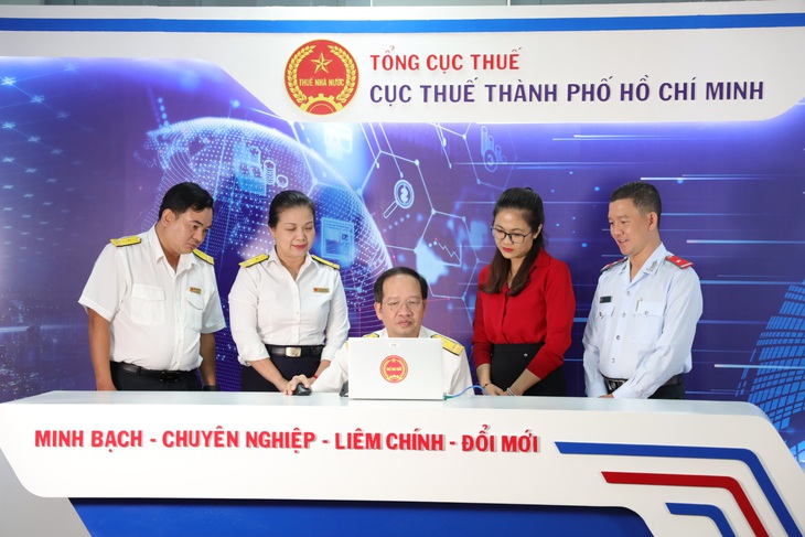 Cục Phó Cục thuế TP.HCM nhấn nút quay số chương trình Hóa đơn may mắn - Ảnh: M.T