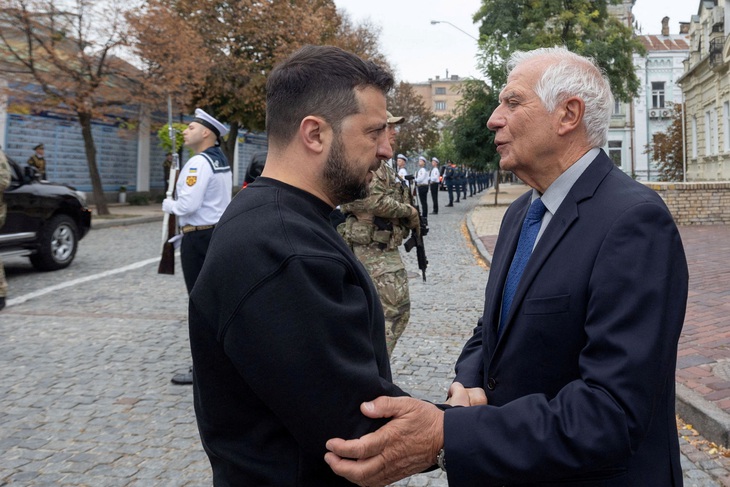 Tổng thống Ukraine Volodymyr Zelensky (trái) nói chuyện với nhà ngoại giao hàng đầu Liên minh châu Âu Josep Borrell trong lễ kỷ niệm Ngày những người bảo vệ Ukraine ở Kiev hôm 1-10 - Ảnh: REUTERS