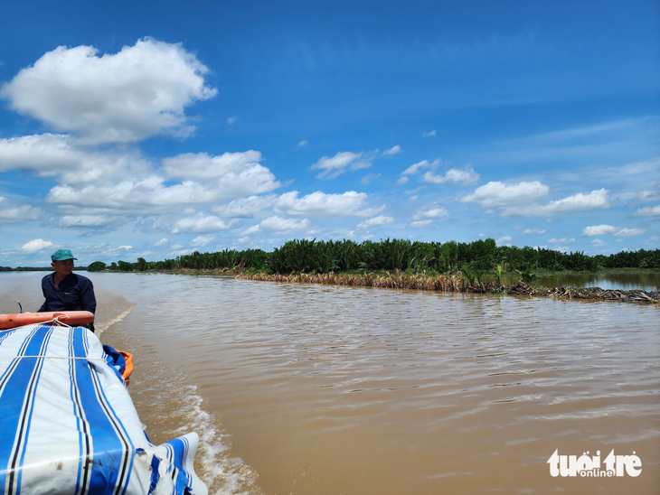 Trước đây nơi này là sông nước mênh mông có rừng dừa nước, nhưng hiện nay đã bị người dân bao chiếm đất bằng cách đắp đập xung quanh - Ảnh: BỬU ĐẤU