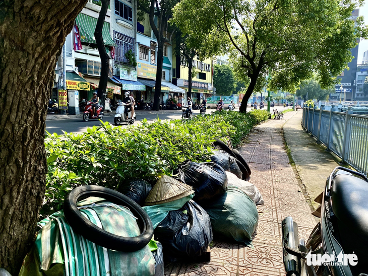 Bao đựng chai lọ của những người thu gom ve chai tập kết cạnh cầu số 4 (phường 5, quận Tân Bình) - Ảnh: TIẾN QUỐC