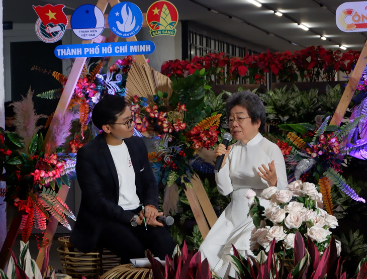 Bà Trương Mỹ Lệ (Tư Liêm), phó chủ nhiệm thường trực Câu lạc bộ truyền thống Thành Đoàn, chia sẻ về hình ảnh người mẹ - Ảnh: K.ANH