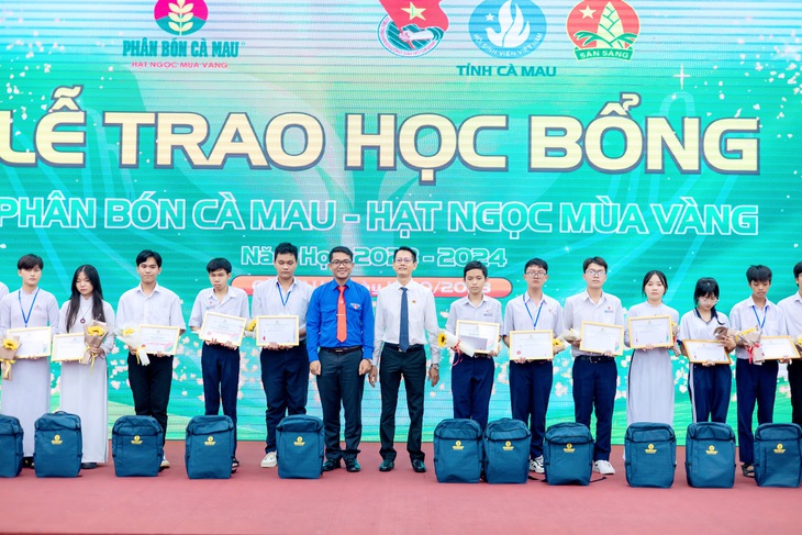 Công ty cổ phần Phân bón Dầu khí Cà Mau trao 200 suất học bổng “Hạt Ngọc Mùa Vàng”, tổng giá trị 400 triệu đồng cho các em học sinh có hoàn cảnh khó khăn hiếu học