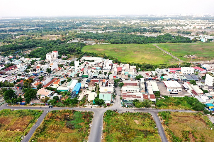 Tách thửa đất để chia cho con cái, xây dựng nhà ở là quyền hợp pháp của người dân theo quy định tại Luật Đất đai. Trong ảnh: đất đai tại khu vực huyện Nhà Bè, TP.HCM - Ảnh: T.TRUNG Dự thảo Luật Đất đai (sửa đổi) đã quy định về giải quyết với trường hợp hộ gia đình, cá nhân sử dụng đất có vi phạm pháp luật đất đai trước ngày 1-7-2014.- Ảnh: T.TRUNG