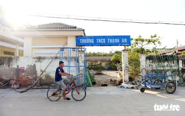 Cách trạm y tế không xa là Trường trung học cơ sở Thạnh An (cũ) diện tích gần 2.000m² với ba dãy nhà cấp 4 bỏ hoang nhiều năm nay. Đây là địa điểm được đề xuất xây dựng trạm y tế mới, nhưng đến nay vẫn chưa thể khởi động - Ảnh: DUYÊN PHAN