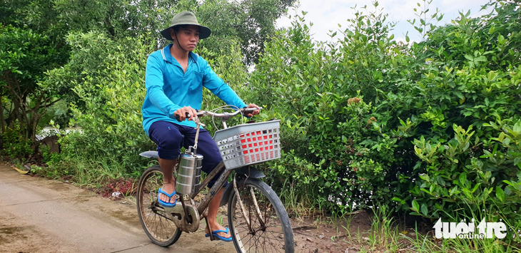 Hằng ngày Lê Khả Minh phải đạp xe hàng chục km để đến được nơi làm - Ảnh: THANH HUYỀN