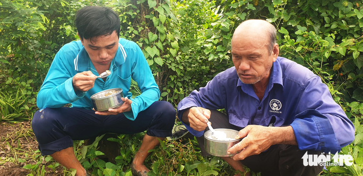 Bữa trưa vội của hai cha con với cá phi Minh giăng lưới được từ hôm trước - Ảnh: THANH HUYỀN