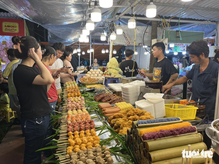 Du khách tìm đến lễ hội để thưởng thức các món ăn truyền thống đến từ ba miền, nhưng không được thỏa mãn - Ảnh: HẢI KIM