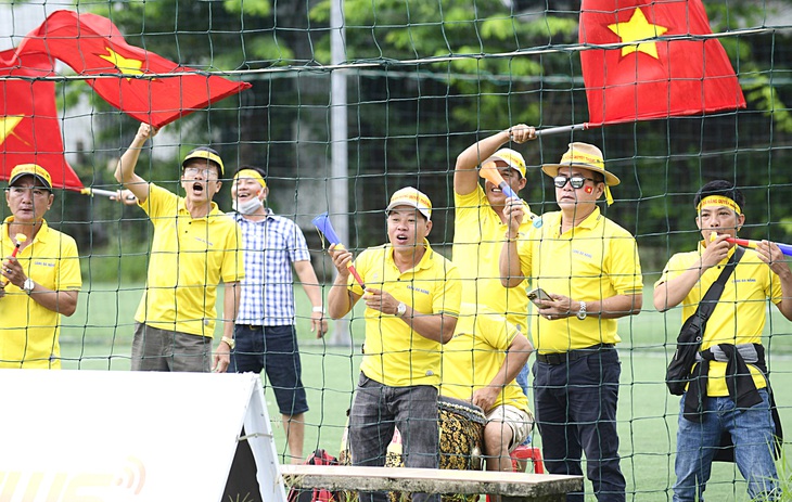 Hội CĐV Cảng Đà Nẵng luôn nhiệt tình với kèn, trống trên tay - Ảnh: QUANG ĐỊNH