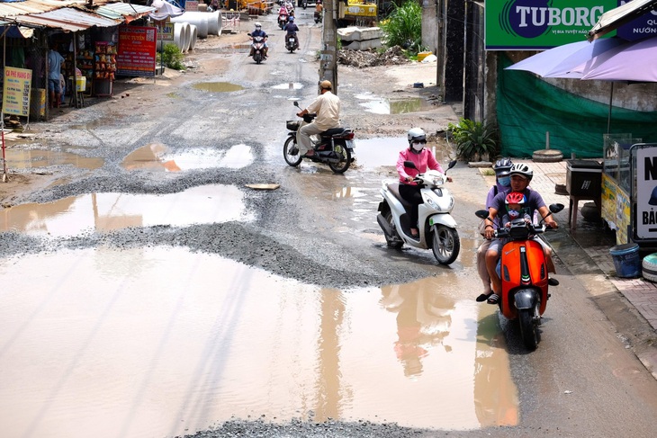 Ổ gà nối tiếp ổ voi trên đường Hồ Văn Long, đoạn từ Võ Trần Chí đến kênh Tham Lương - Bến Cát, phường Tân Tạo, quận Bình Tân, TP.HCM (còn gọi là đường Sông Suối) - Ảnh: PHƯƠNG NHI