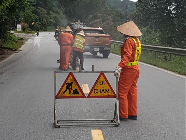 Nhân viên thực hiện công tác thảm lại mặt đường