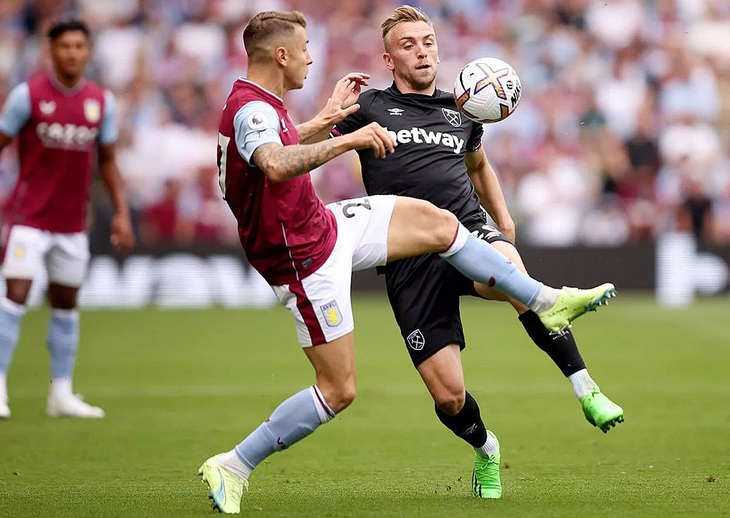 Trận Aston Villa - West Ham (phải) hứa hẹn hấp dẫn không kém đại chiến của các CLB lớn - Ảnh: REUTERS Trận Aston Villa - West Ham (phải) hứa hẹn hấp dẫn không kém đại chiến của các CLB lớn - Ảnh: REUTERS