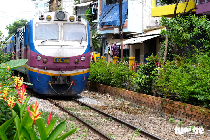 Đường sắt Bắc - Nam qua địa bàn TP.HCM có 3 nhà ga (ga Sài Gòn, Gò Vấp và Bình Triệu) với 24 vị trí đường ngang. Trong đó có 21 đường ngang có người gác (do Tổng công ty Đường sắt Việt Nam bố trí người gác), 3 đường ngang không có người gác (tổ chức phòng vệ theo hình thức cần chắn tự động)