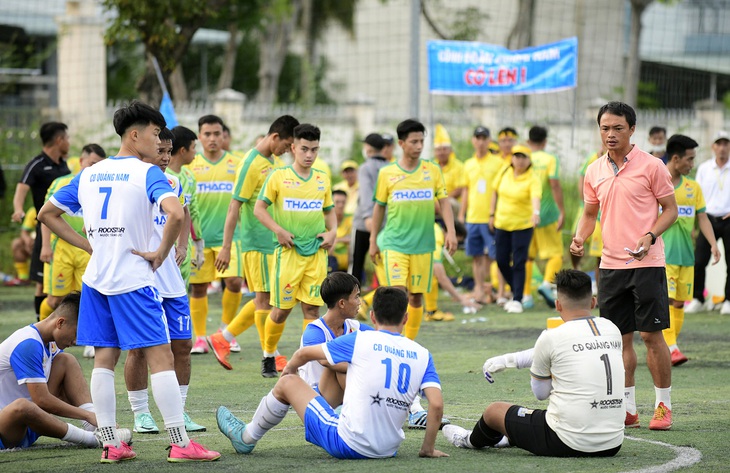 Cựu trung vệ Nguyễn Văn Việt (bìa phải) gây bất ngờ khi xuất hiện ở giải - Ảnh: QUANG ĐỊNH